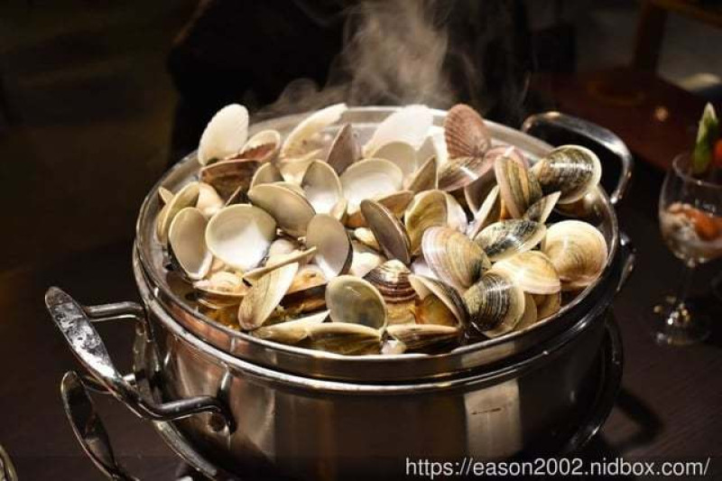 新北美食推薦。#蒸翻天蒸氣火鍋。蒸翻天 海鮮蒸氣塔（林口店）。真正饕客才懂得美味。用蒸的才能吃到海鮮的原始鮮甜滋味。霸氣的生猛海鮮94狂。海鮮塔後的精緻鍋物與黃金干貝粥，讓人意猶未盡