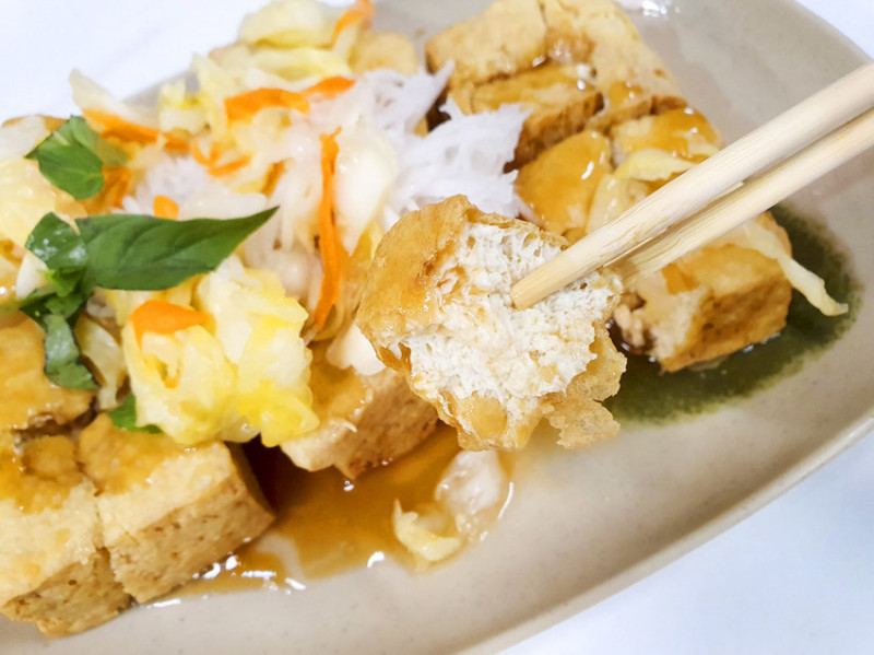 【台東小吃】玉里徠臭豆腐 鐵花村旁 聞臭而來的銅板美食 酥炸臭豆腐/古早味紅茶