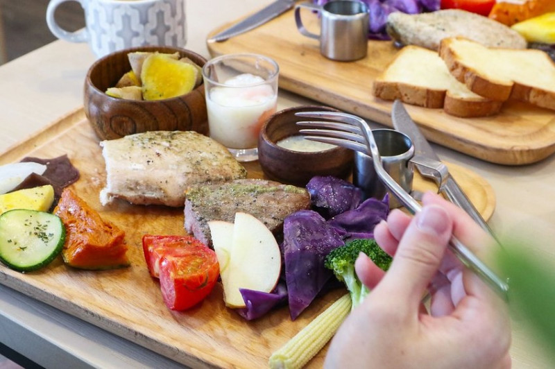 腰果花砧板原食料理 天母店。無糖無奶無麩質，全食物的低GI餐盤，會是甚麼樣子？在綠意裡反璞歸真