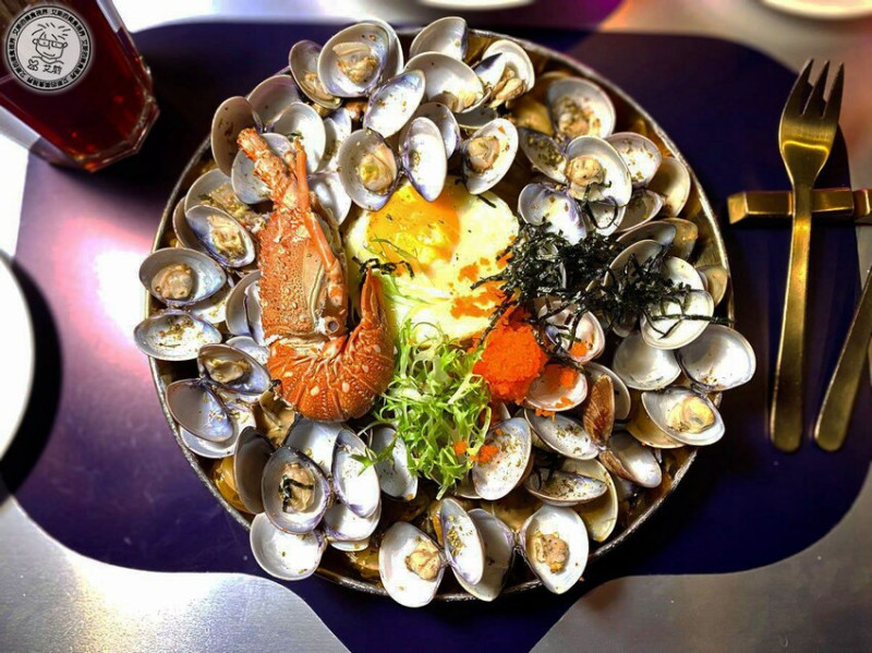 【 網美餐廳 】一中商圈高CP值網美餐廳爆多蛤蠣的海鮮龍蝦麵不用400元．屋有-Woyo-台中一中店