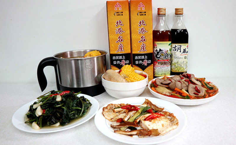 「北港麻油宅配」北港50年老字號【鑫隆麻油廠】「胡麻油」&「苦茶油」，100％純正冷壓初榨，保留營養，新鮮淨純無添加不混油，SGS檢驗合格，煎煮炒拌通通OK，香氣溫醇柔和不上火！