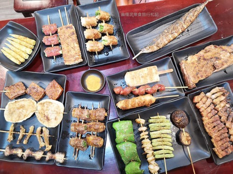 【台中 豐原】豐原美食平價串燒，烤到像用炸的?!! 醬料獨特不死鹹，吃過一次就愛上的『火奴魯魯豐原店』宵夜場