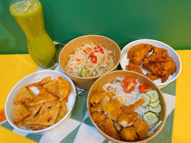 【嘉義東區文化路夜市美食-海九泰式椒麻雞】泰式料理椒麻雞、月亮蝦餅新鮮酥脆，特製醬汁絕妙滋味