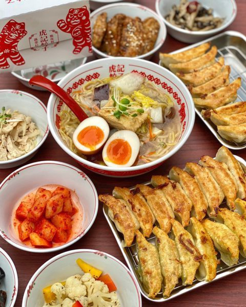 【虎記餃子】日式酥脆黃金煎餃｜道地蔬菜拉麵｜吃冷凍的虎虎雞