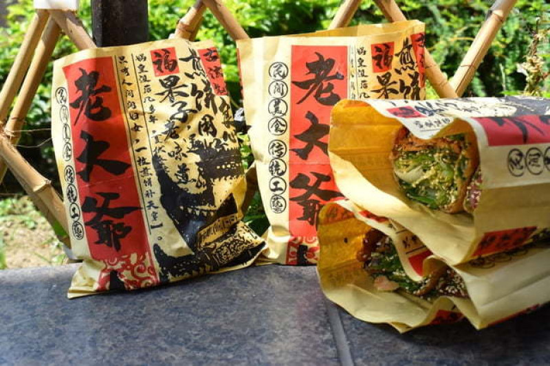 內湖銅板美食推薦。老大爺煎餅果子。份量飽足，口味多變，真材實料的滿足感。上班族午休最愛。近西湖捷運站步行5分鐘腳程即可抵達