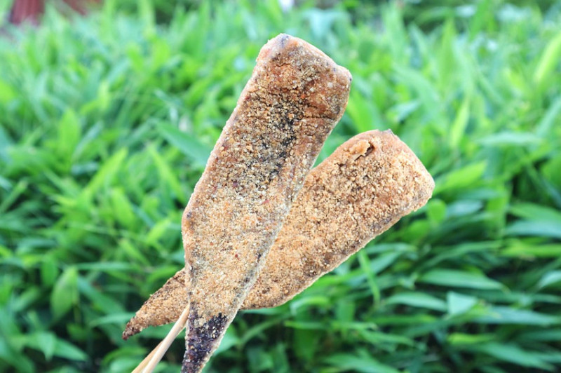 石牌阿伯豬血糕。每到五點便悄悄出現的米血糕小攤，用顫巍巍的雙手，遞給你Q軟糯嚅的樸實美味