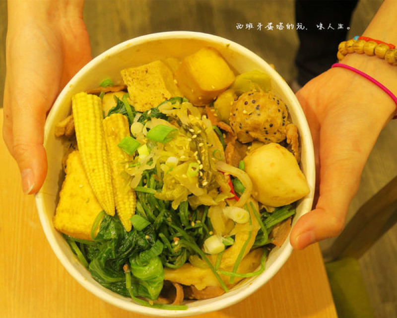 潮味決‧湯滷合作社 內湖江南分社｜(文末附振興優惠券)超文青滷味店，最推薦麻油遇薑黃湯頭～！舒適環境搭配可愛小巧思壁畫，用餐過程超療癒～！