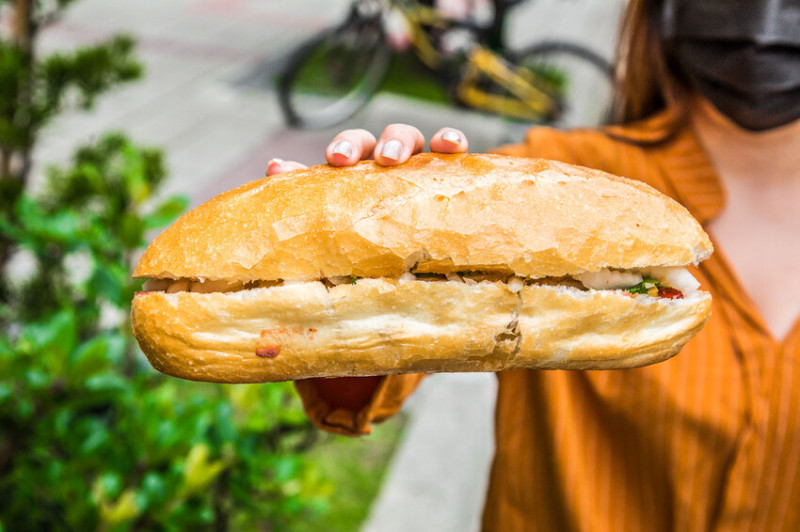 桃園市大園區亞仙烘焙坊越南麵包｜難怪在地人都大推！大到一手都快抓不住的巨大越南法麵包