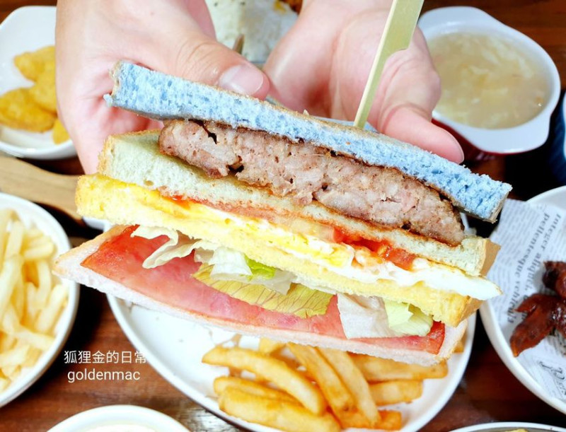 台中早午餐 │ FUN晴輕食餐廳 人氣NO1彩虹吐司來客必點 平日開到晚上八點的早午餐 有提供插座喲！