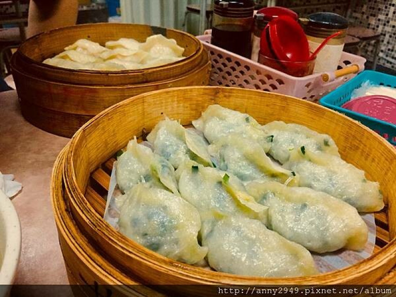 [台北中山]紫琳蒸餃大王。蝦仁蒸餃。花素蒸餃。山東大餛飩湯。