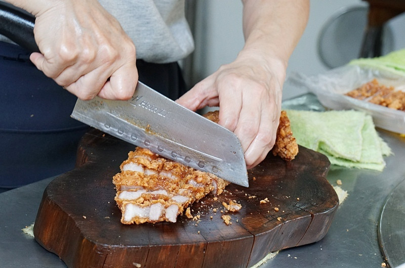 一天只賣2小時，現醃現炸還能挑部位，逢年過節不早早來排隊可是買不到的哦!!