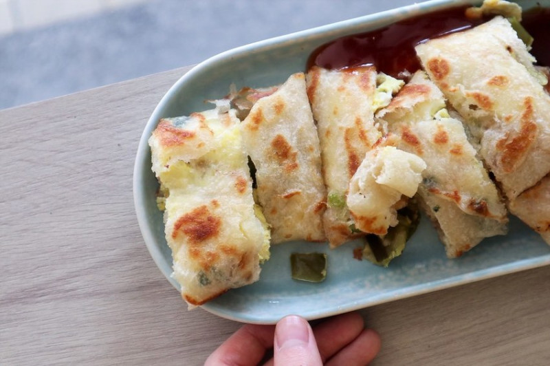 食厭室。雙連早午餐新選擇！來一份外酥內Q的剝皮辣椒手工蛋餅，今天的你，厭世不厭世？（台北大同）