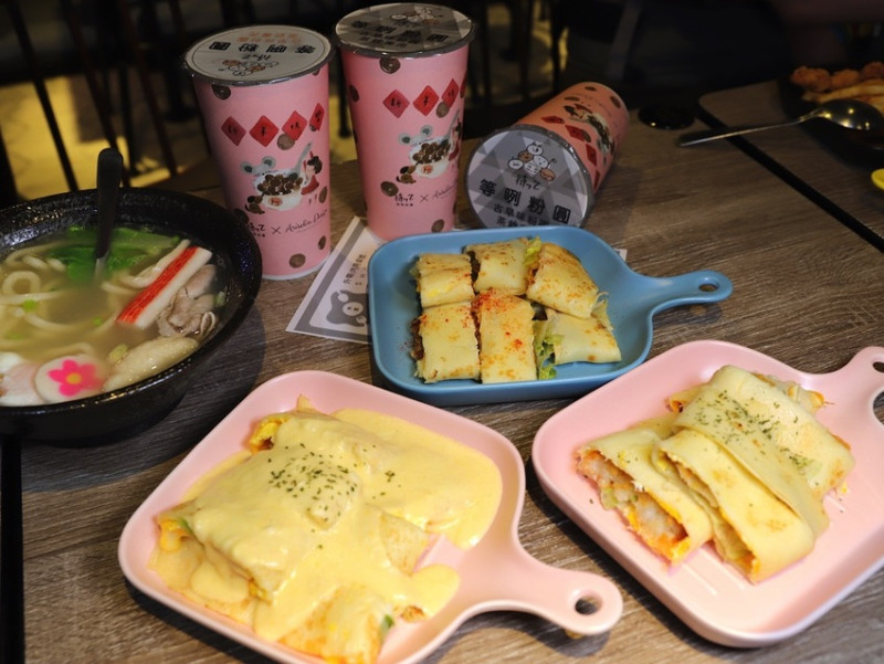 休蛋宵夜小賣所：台南五妃街消夜新勢力！夜間限定-古早味麵糊粉漿蛋餅，大推!打拋豬肉蛋餅、起司瀑布蛋餅! 營業到凌晨2點的台南大學宵夜場/等咧粉圓聯名店 - 進食的巨鼠