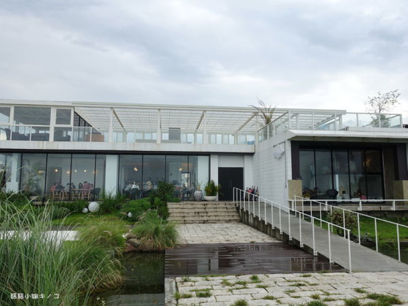 <吃。在宜蘭>頭城鎮-大片落地窗遠眺龜山島喝下午茶~滿山望海~