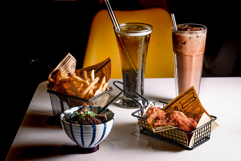 雞茶大隊｜鄰近教育大學的複合式茶館，週末營業至半夜兩點，豆乳雞系列推薦