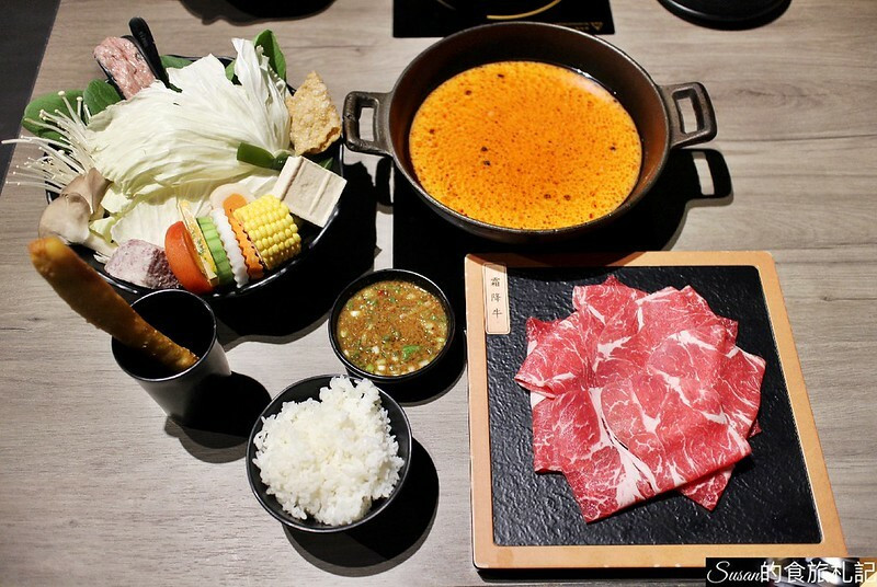 公益路火鍋|隱鍋提供15種特色鍋物，招牌蒜香蛤蜊鍋、香辣綿細的麻辣牛奶鍋 2021身分證對對碰活動，有機會以8元享用鍋物喔 台中火鍋