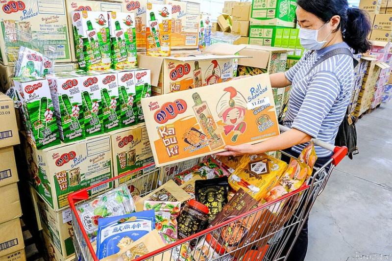 進口零食零嘴扛整箱，疲老闆零食倉庫佔地上千坪像在逛零食好市多，餅乾、泡麵堆滿滿的藏寶庫！