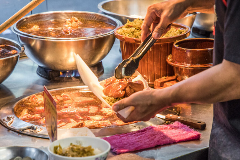 新北市三重區33年知高飯(玉知高華知高飯)｜飄香五十年在地老店，肥嫩嫩滷香腿庫知高飯