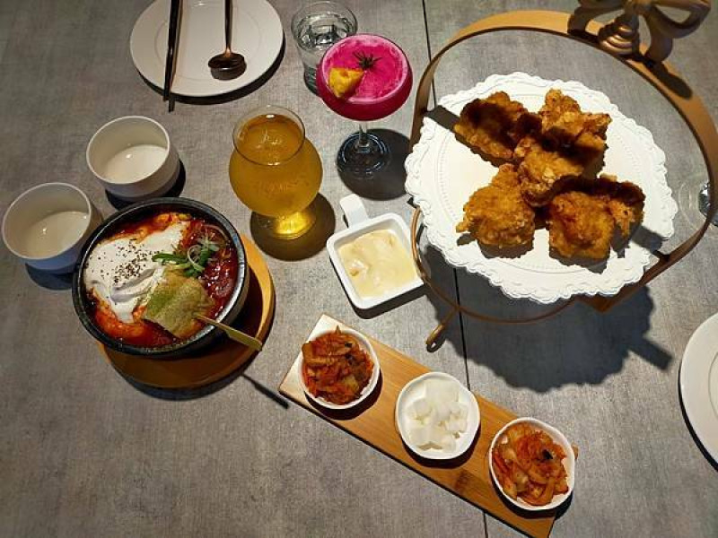 台北大安韓國炸雞推薦-【饗韓食尚饗食】 忠孝敦化韓式料理-好吃好拍的網美系餐廳!!打卡免費體驗韓服唷~
