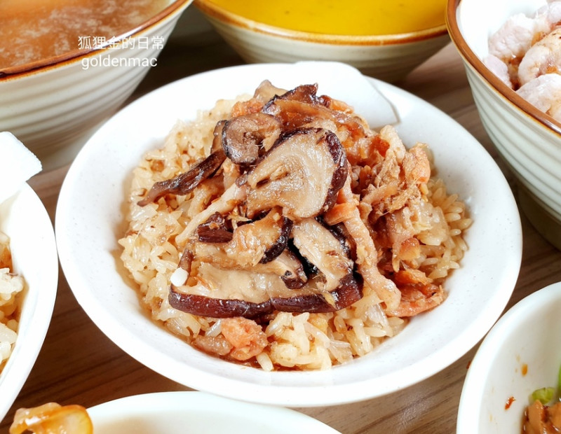 台中美食 │ 王記油飯 在地人超推市場傳統美食 油飯、米糕還有來客必點千層豆乾跟冰糖白木耳