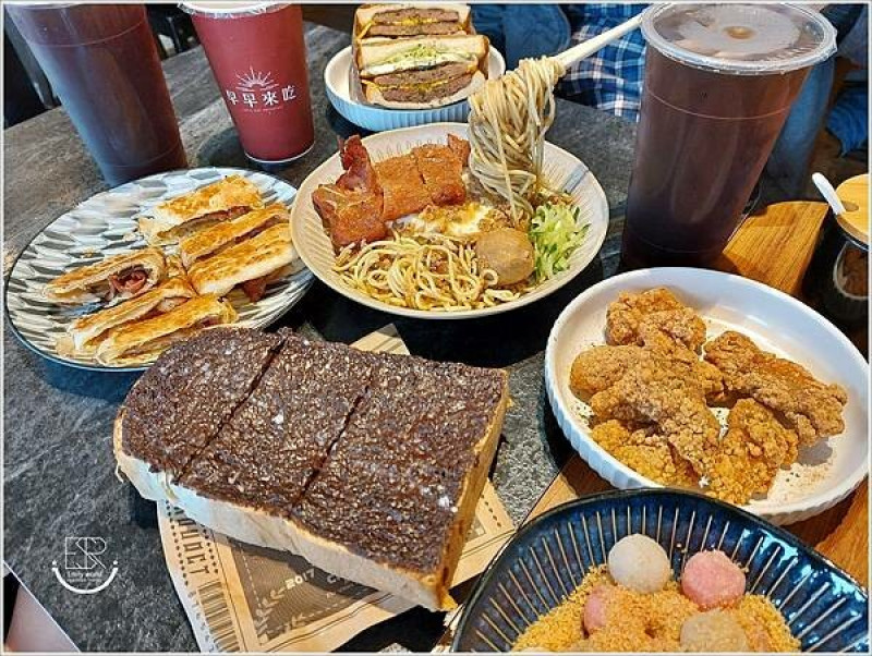 桃園美食龜山早午餐推薦│人氣爆棚的來吃早餐Let's Eat Breakfast 台式早餐，必吃招牌炒麵搭配獨門辣醬更是風味無限，吃得到口感超療癒的炸湯圓，CP值高非常適合小資族群挑個悠閒的