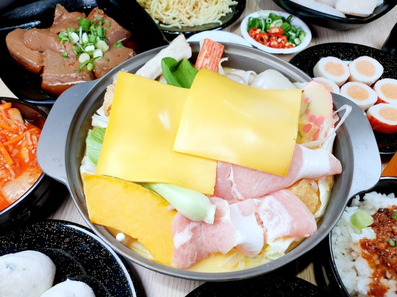 台中鍋物｜億品鍋 忠孝夜市全新小火鍋 130元起豬油拌飯、沙拉吧、飲料吧、冰品吃到飽