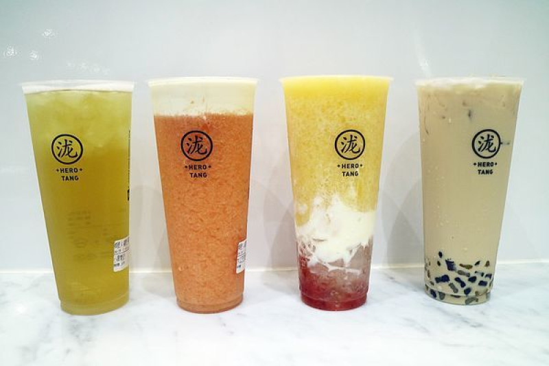 最沁涼的夏天，最網美的飲料，最新鮮的水果，最甘醇的茶飲，來到潮州你必選擇的飲料店，拿著【黑泷堂】走到哪裡都是一種時尚FASHION~潮州手搖飲料推薦