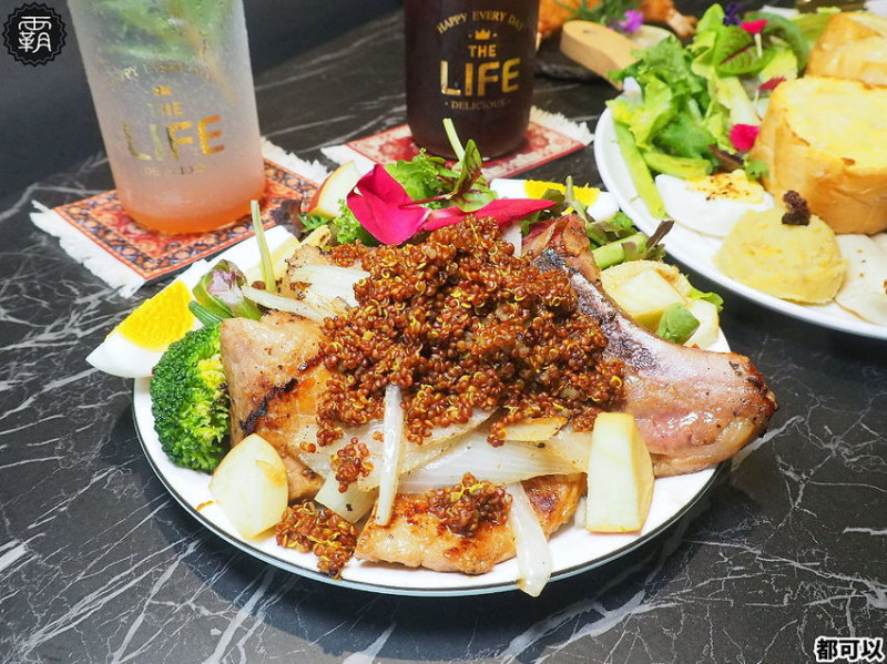 滿滿藜麥跟野菜蓋住豬排，都可以早午餐肉肉搭配豐盛野菜盤～