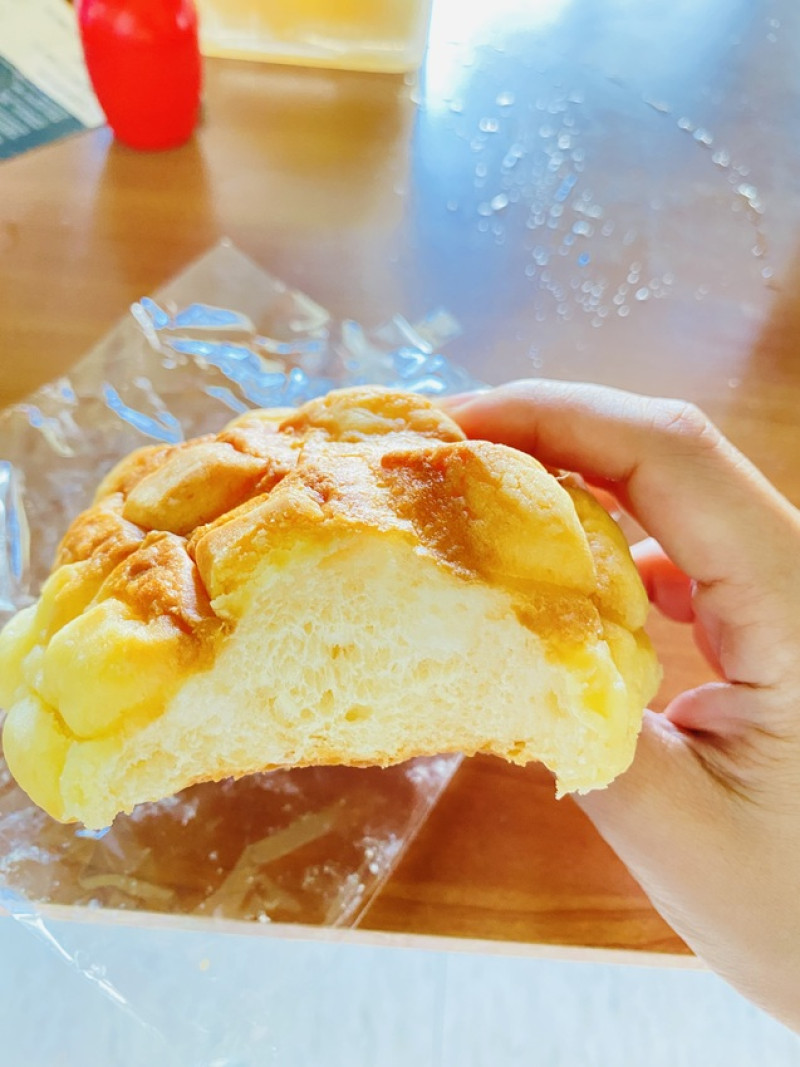 【台中 麵包】柳川彩繪麵包店~柳川 や，巨大的菠蘿麵包招牌跟星野波蘿一樣蓬鬆