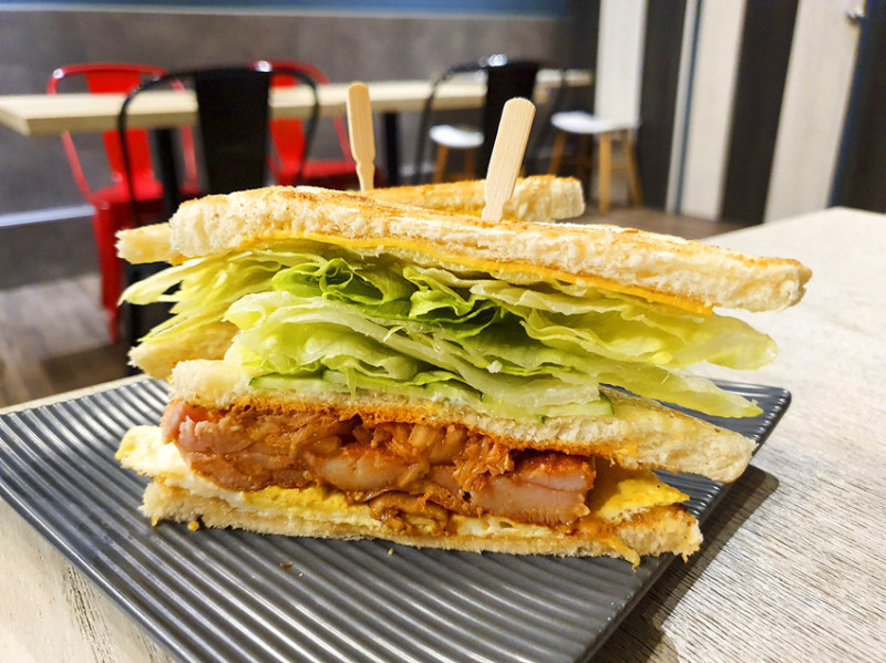 【高雄宵夜推薦】奇奇老闆碳烤三明治 鍋燒意麵 厚皮吐司 近光華夜市