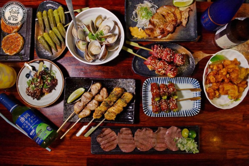 【 居酒屋 ．串燒】東區巷弄就有日式風味濃厚居酒屋讓您一秒到日本．周末假日放鬆吃串燒小酌一杯的好地方．老炭伙居酒屋