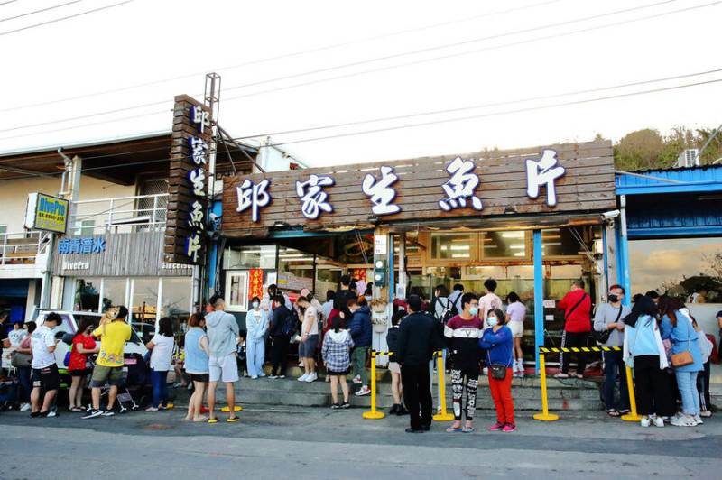 不管什麼時間點來都要排隊！墾丁必吃百元生魚片，一片只要5元，還不快來吃爆它？！