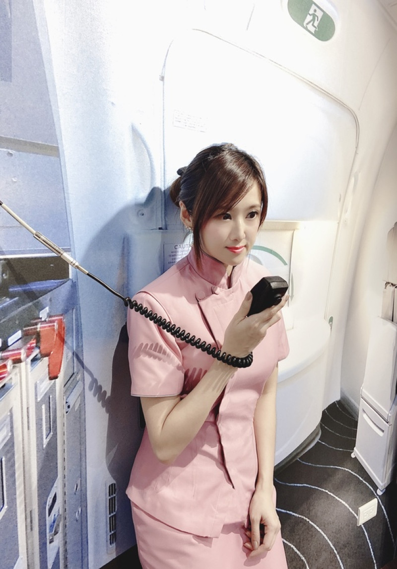 好想飛出國！台北首家航空主題店，體驗一日氣質空姐x韓風機長，「甜空姐」一圓飛行夢！