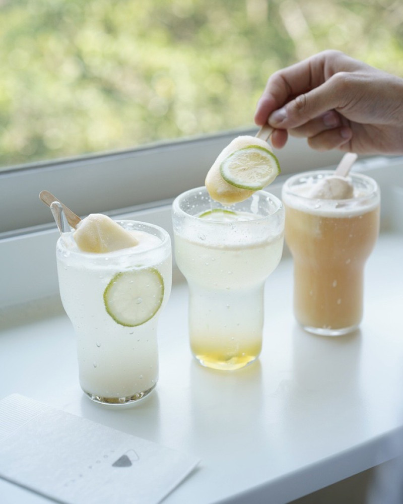 新竹動物園裡新開幕『春室Glass Studio + The POOL』是一間咖啡廳結合玻璃工藝博物館，還能體驗口吹玻璃！鄰近新竹公園 - 阿華田的美食日記