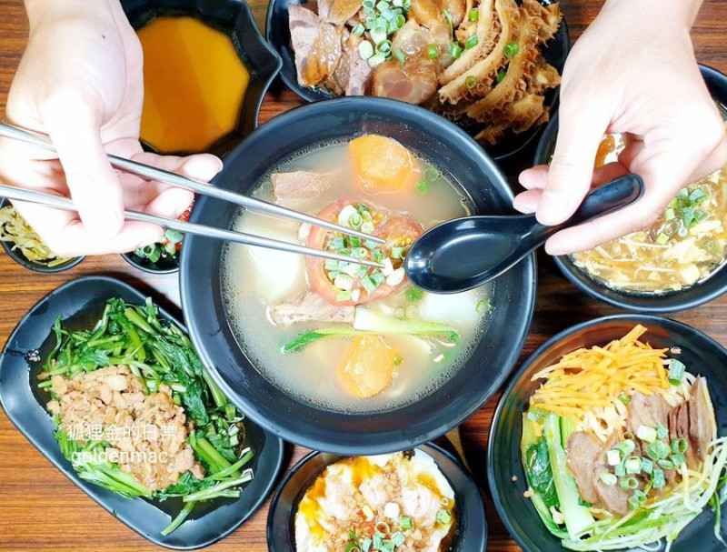 台中美食 │ 洪師傅川味麵食館 30顆新鮮蘋果72小時熬煮乳白色牛骨湯 週末限定台中老饕必點牛肉麵推薦