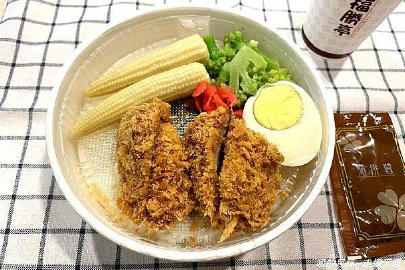 [外帶美食] 福勝亭 ~ 5款外帶便當只要$100元，定食外帶8折，好吃便宜的炸腰內肉豬排!