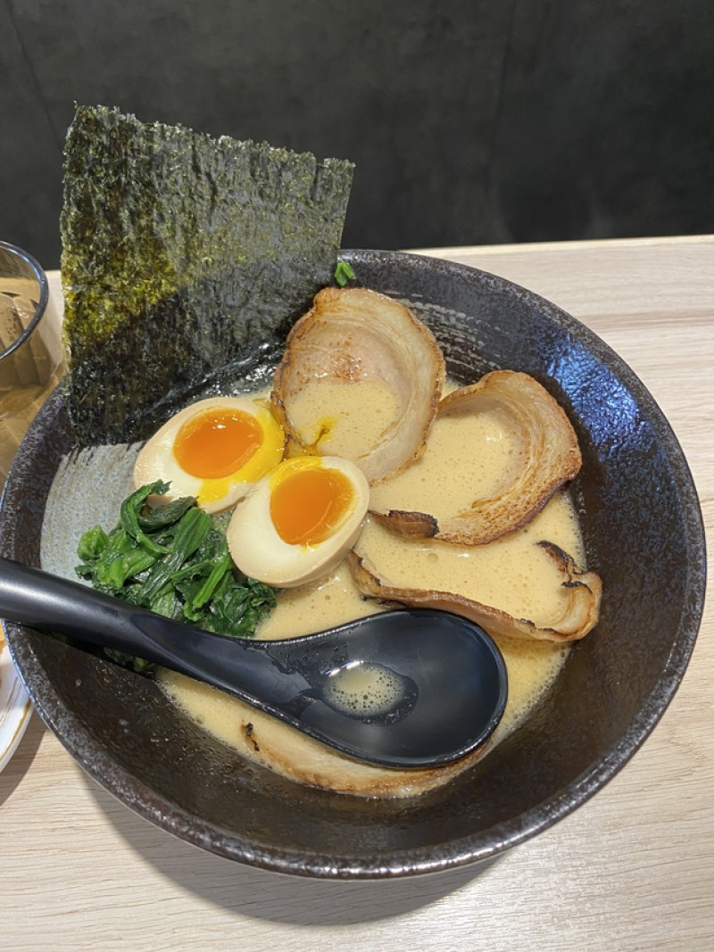 【新竹 拉麵】横浜家系ラーメン拉麵家，日本在台深耕的豚骨拉麵，清爽而不油膩還有超搭的辣醬