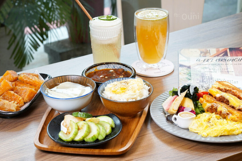 阿飛Brunch│台中早午餐推薦。繽紛觀葉植物躍然牆上，綠意相伴享受美食慢慢吃