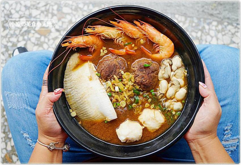 台中首見視覺系海陸牛肉麵，滿滿海鮮超浮誇，湯頭甘醇厚、超狂份量飽到懷疑人生！！(明治冰淇淋吃到飽)