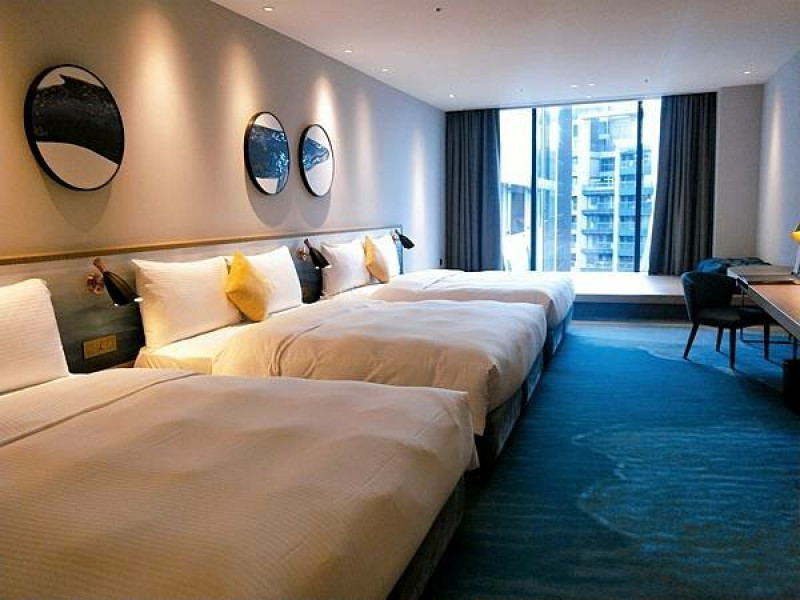 住宿【桃園市。COZZI Blu 和逸飯店‧桃園館】家庭六人房｜大平台臥榻區｜露營風超豐盛的早餐