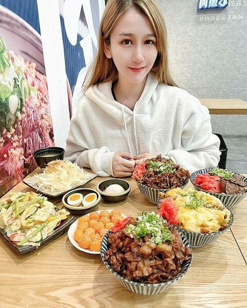 台中潭子美食、高cp 值人氣丼飯，滿滿肉山丼飯和簽絲的起司泡菜牛肉丼飯，都是必點，還有無限續喝的味增豆腐湯❤️