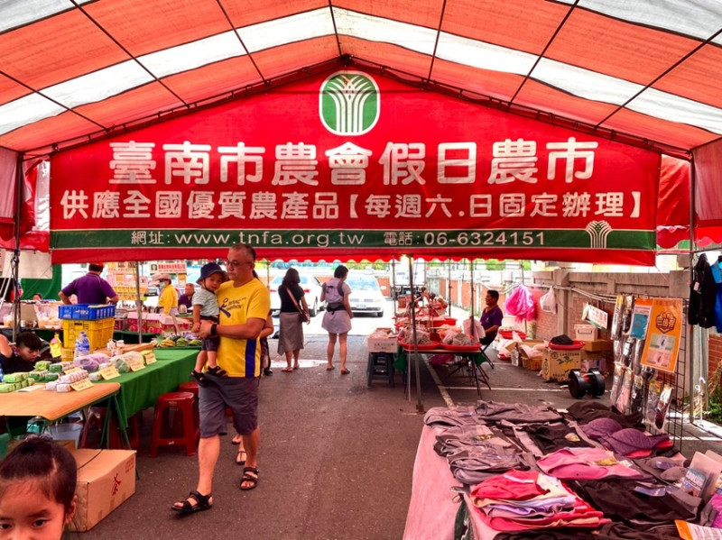 週末限定!!!台南市農會假日農市：全台灣歷史最悠久的假日農夫市集，你去過了嗎？/農遊卷兌換使用教學 - 進食的巨鼠
