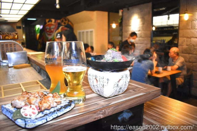 基隆居酒屋推薦。#手塩居食屋。創意日式串燒/日式料理。自釀精釀啤酒，特殊風味，喜愛來一杯的朋友，絕不能錯過。嚴選基隆漁港新鮮魚貨，保留食材原味，特殊創意料理手法