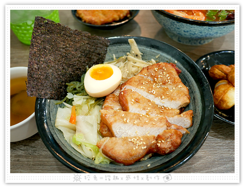 [嘉義食記] 職人雙饗丼~嘉義西區美食！CP值高！免費加飯加麵，湯品和飲料無限供應！平價丼飯大份量，手工烏龍麵表現傑出！(嘉義重慶店)