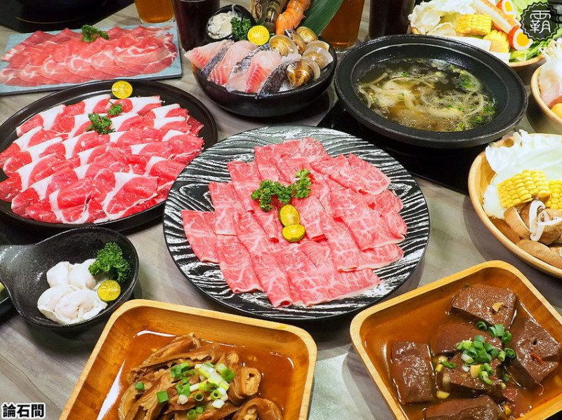 精緻小火鍋也有開放式野菜吧！論石間鍋物，20多樣小農蔬菜天天配送隨你夾~