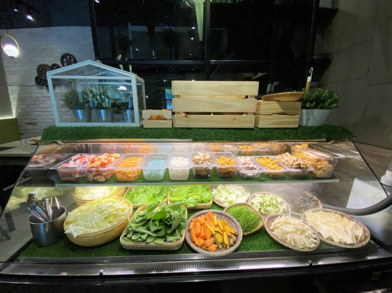 【台中 火鍋】論石間鍋物(中科店)，野菜任選自助吧搭上用心的湯底涮爽爽，火鍋出菜招很招人喜歡！