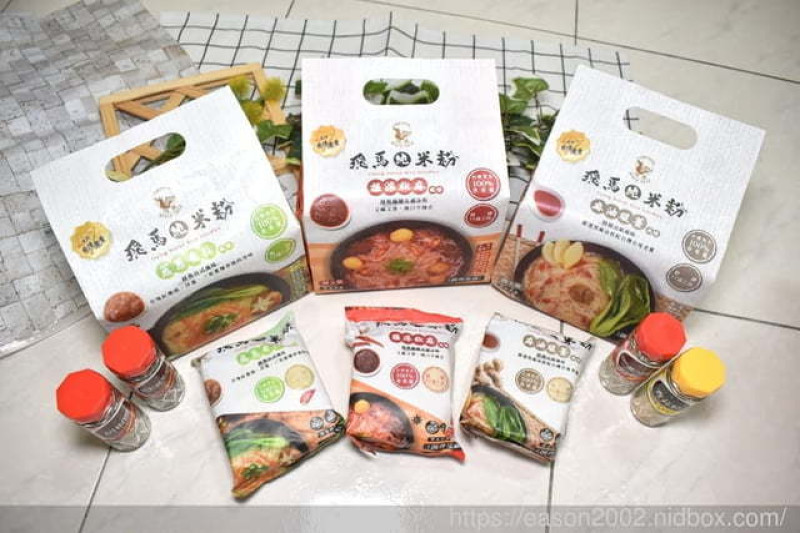 宅配美食。飛馬純米粉。含米量100%/不添加防腐劑/無漂白/無添加味精色素。只要短短2分鐘，輕鬆美味上桌