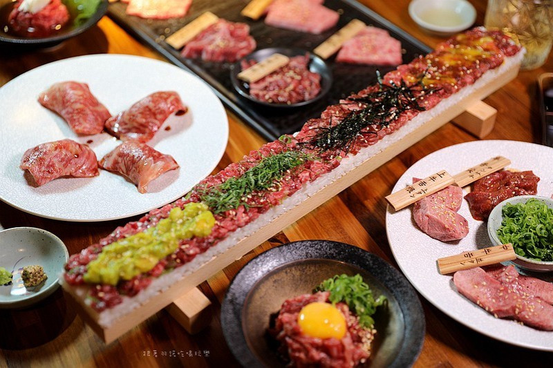 台北東區鹿兒島和牛新鮮直送，超狂50公分的和牛生牛肉相撲壽司，絕對讓你飽到天靈蓋