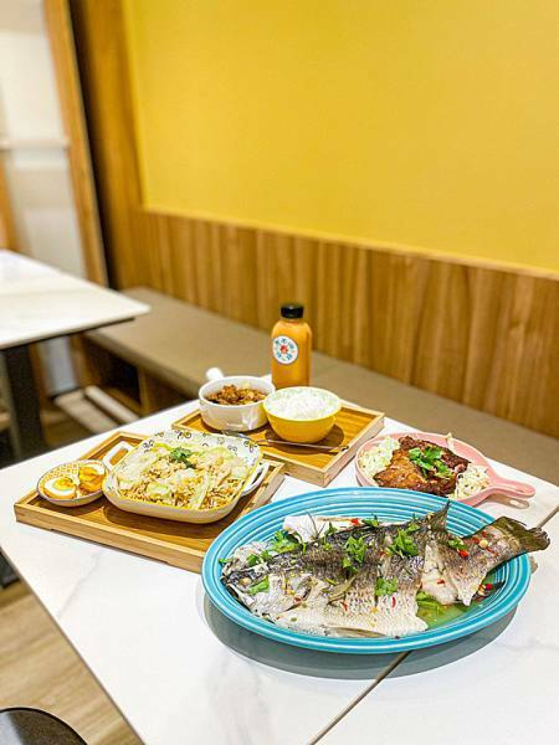 (台北小南門站)我不怕你泰胖 中正區泰式料理推薦 平價好吃 檸檬魚超大條!肉質鮮美 打拋豬套餐 超好喝泰式奶茶