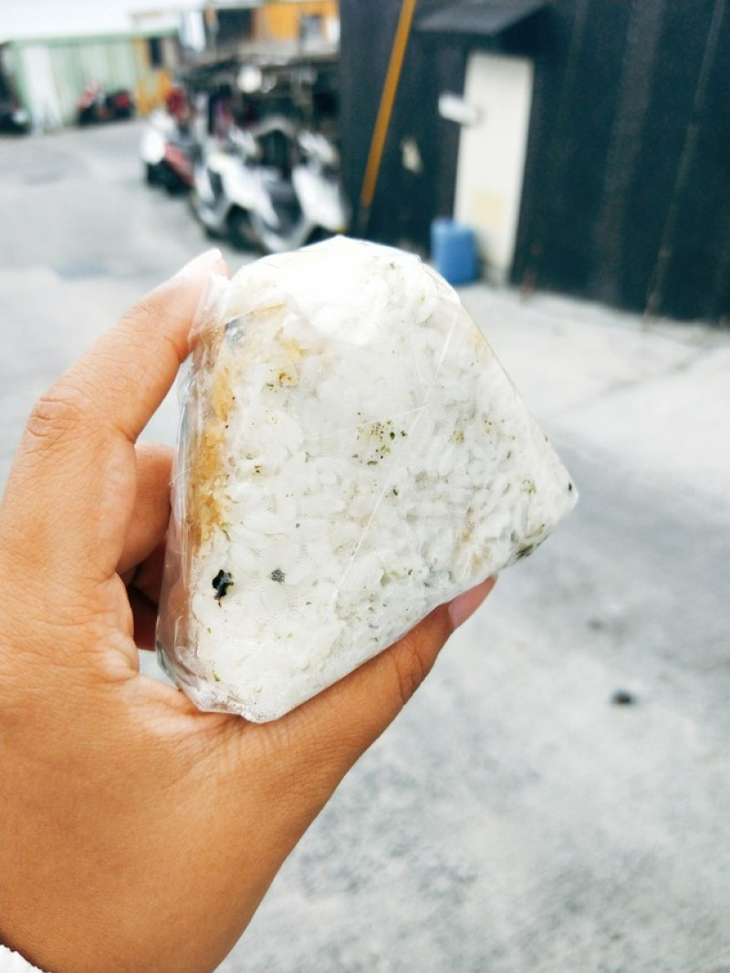 美食【蘭嶼。阿立給風味早餐】6:00抵達才吃的到的飛魚飯糰｜三明治也很好吃